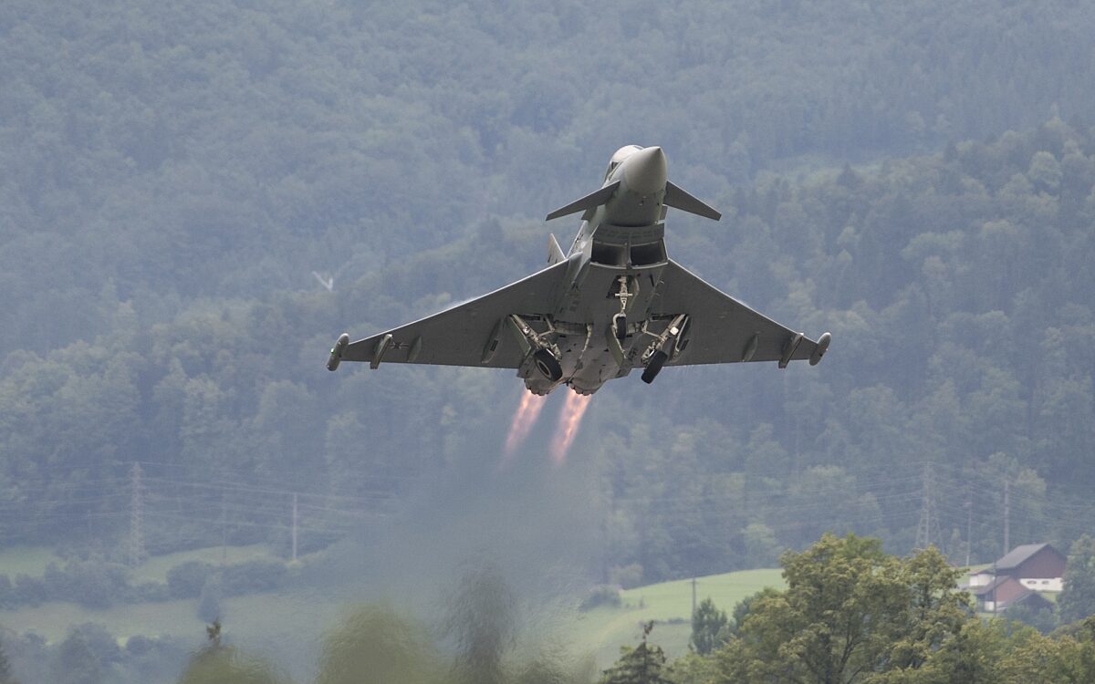Ein Eurofighter beim Steigflug Ein Eurofighter beim Steigflug