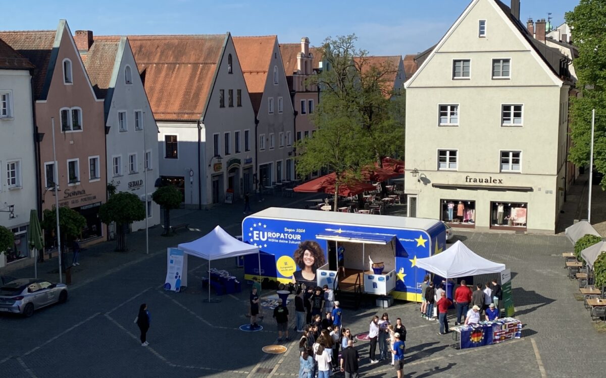 Der Europabus der bayerischen Staatsregierung tourt durch Bayern um über die Aufgaben des Europaparlaments und rund um die Europawahl zu informieren Der Europabus der bayerischen Staatsregierung tourt durch Bayern um über die Aufgaben des Europaparlaments und rund um die Europawahl zu informieren