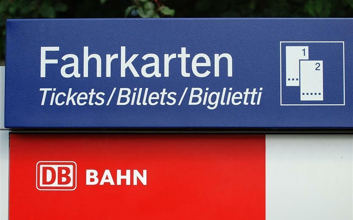 Roter Fahrkartenautomat der Deutschen Bahn, weißer Schriftzug "Fahrkarten, Tickets, Billets, Biglietti" Roter Fahrkartenautomat der Deutschen Bahn, weißer Schriftzug "Fahrkarten, Tickets, Billets, Biglietti"