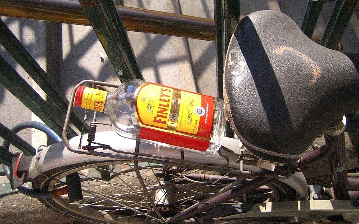 Eine Alkoholflasche auf einem Gepäckträger Eine Alkoholflasche auf einem Gepäckträger