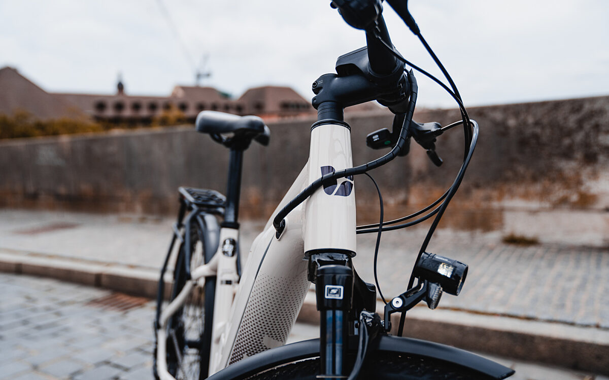 Fahrrad (E-Bike) auf der Alten Mainbrücke im Fokus der Lenker Fahrrad (E-Bike) auf der Alten Mainbrücke im Fokus der Lenker