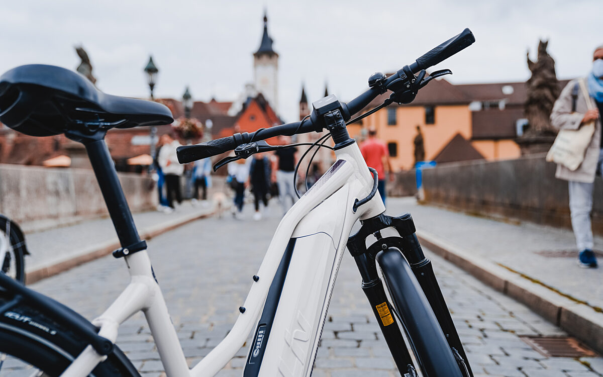 Fahrrad (E-Bike) auf der Alten Mainbrücke mit Innenstadt im Hintergrund Fahrrad (E-Bike) auf der Alten Mainbrücke mit Innenstadt im Hintergrund