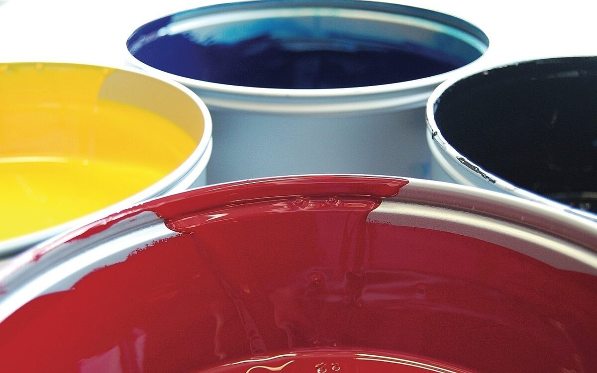 Farbeimer mit verschiedenen Farben Farbeimer mit verschiedenen Farben