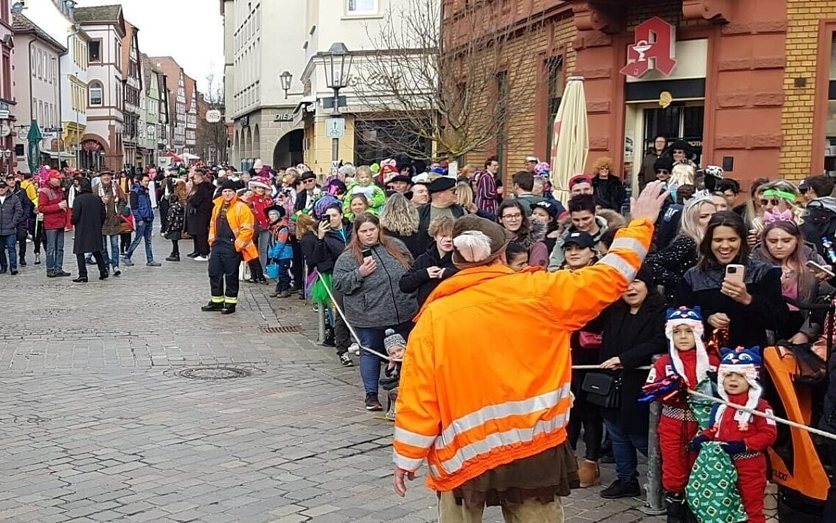Menschen jubeln dem Faschingszug in Karlstadt zu Menschen jubeln dem Faschingszug in Karlstadt zu