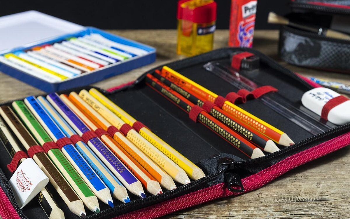 Ein Federmäppchen in der Schule Federmäppchen Schule Schüler Farben Stifte