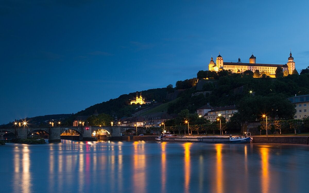 Die Festung Marienberg in Würzburg leuchtet in der Nacht Die Festung Marienberg in Würzburg leuchtet in der Nacht