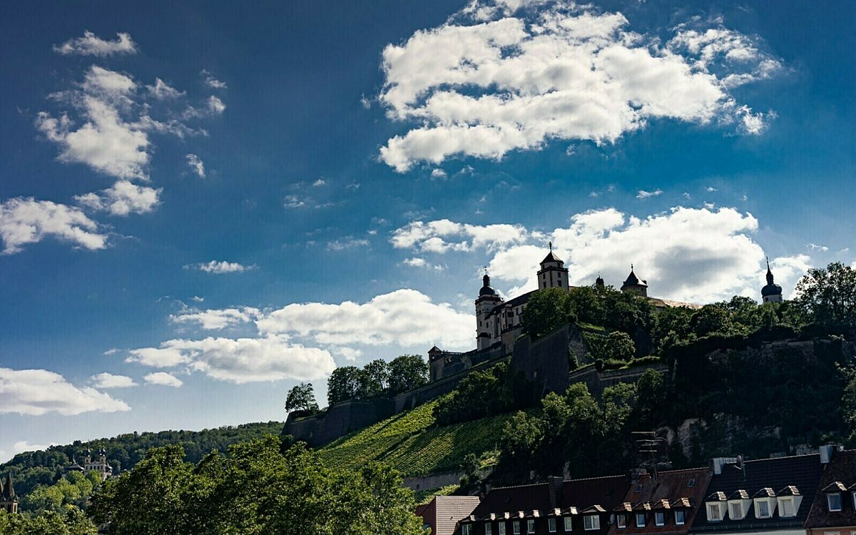 Festung Marienberg Würzburg von der Alten Mainbrücke betrachtet mit Wolken Festung Marienberg Würzburg von der Alten Mainbrücke betrachtet mit Wolken