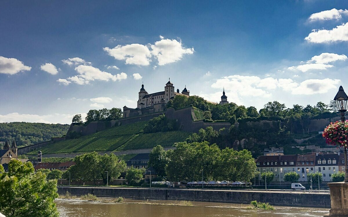 Festung Marienberg Würzburg vom Mainufer betrachtet Festung Marienberg Würzburg vom Mainufer betrachtet