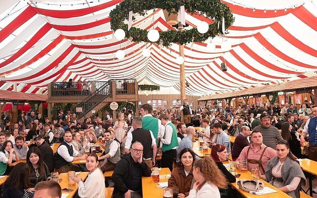 Ein Blick ins Festzelt beim Würzburger Frühjahrsvolksfest Ein Blick ins Festzelt beim Würzburger Frühjahrsvolksfest