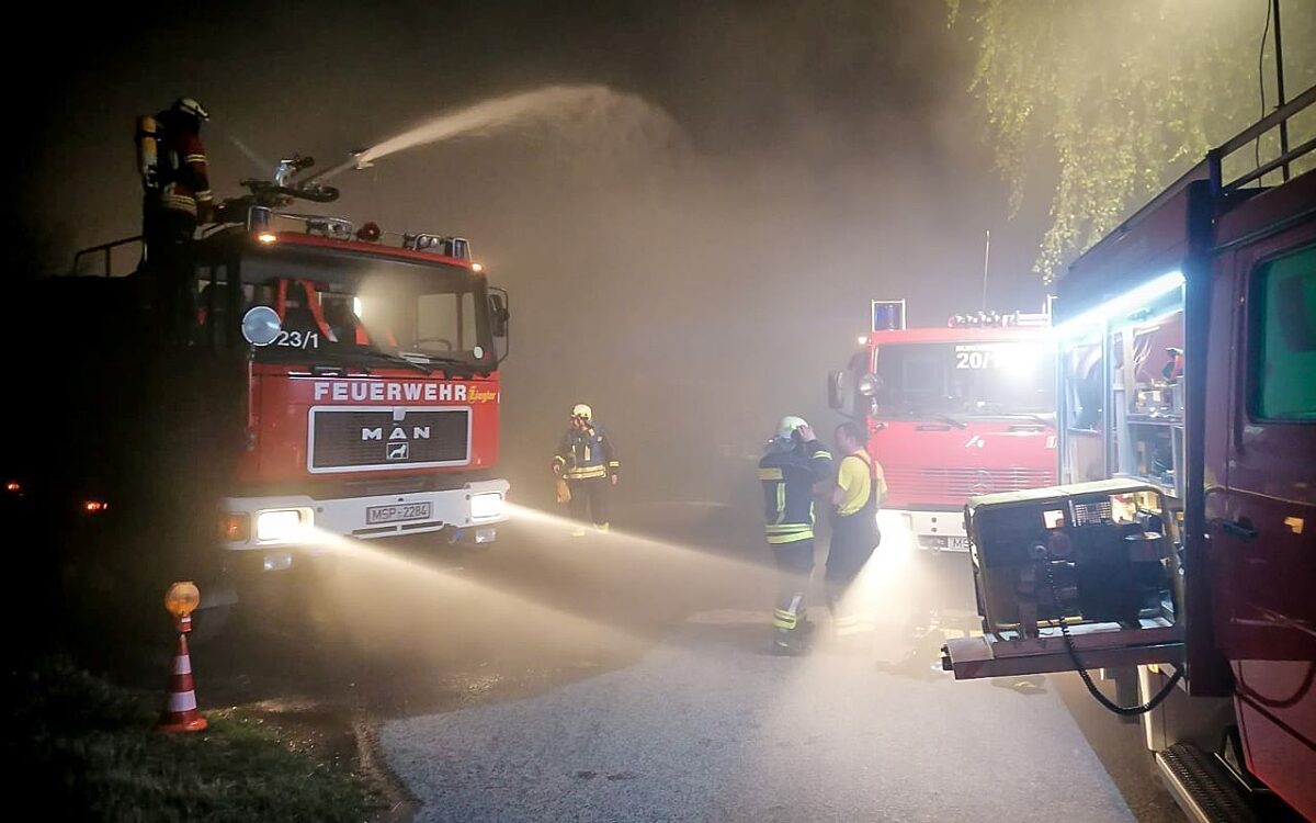 Feuerwehr löscht Brand in Burgsinn Feuerwehr löscht Brand in Burgsinn