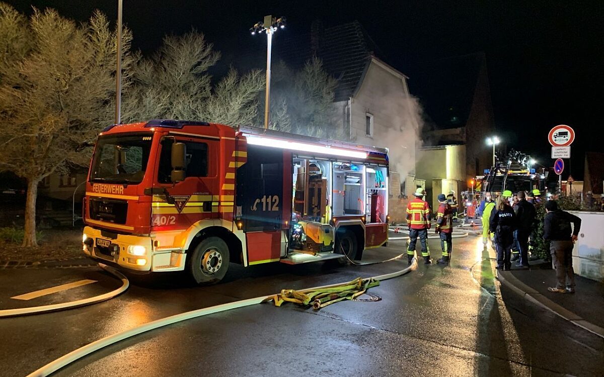 Ein Feuerwehreinsatz bei Nacht in Oberdürrbach Ein Feuerwehreinsatz bei Nacht in Oberdürrbach