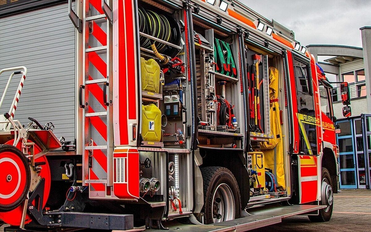 Feuerwehrauto stehend von hinten jpg