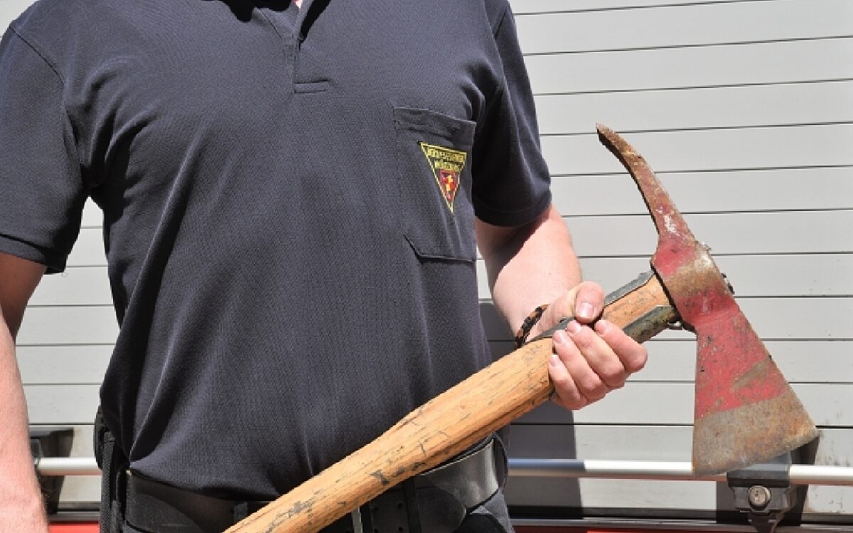 Das ist ein Feuerwehrmann der Berufsfeuerwehr Wuerzburg mit Axt Das ist ein Feuerwehrmann der Berufsfeuerwehr Wuerzburg mit Axt