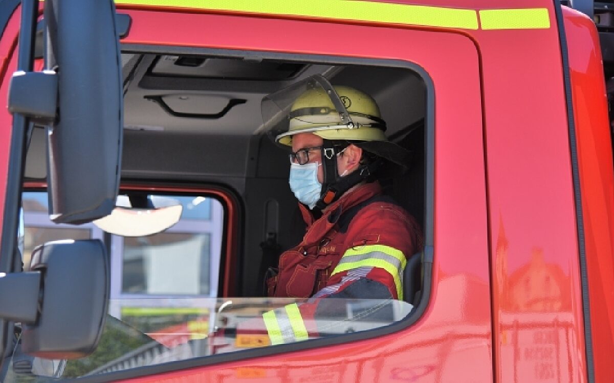 Das ist ein Feuerwehrmann mit Maske im Einsatzfahrzeug der Berufsfeuerwehr Würzburg Das ist ein Feuerwehrmann mit Maske im Einsatzfahrzeug der Berufsfeuerwehr Würzburg