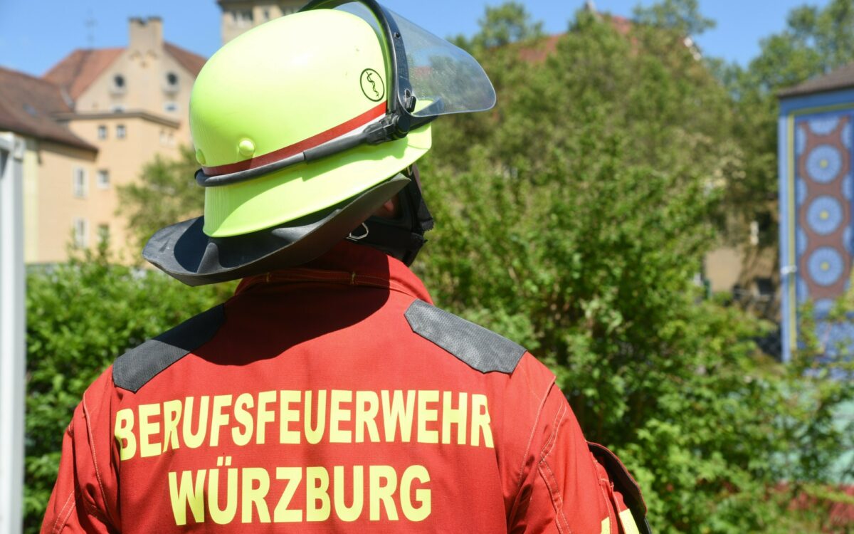 Das ist ein Feuerwehrmann der Berufsfeuerwehr Würzburg am Tag Das ist ein Feuerwehrmann der Berufsfeuerwehr Würzburg am Tag