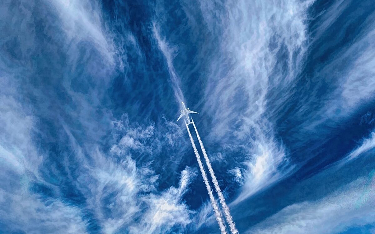 Ein Flugzeug mit Kondensstreifen Ein Flugzeug mit Kondensstreifen