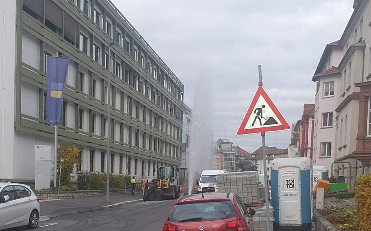 Meterhoch schoss das Wasser in der Friedenstraße Meterhoch schoss das Wasser in der Friedenstraße