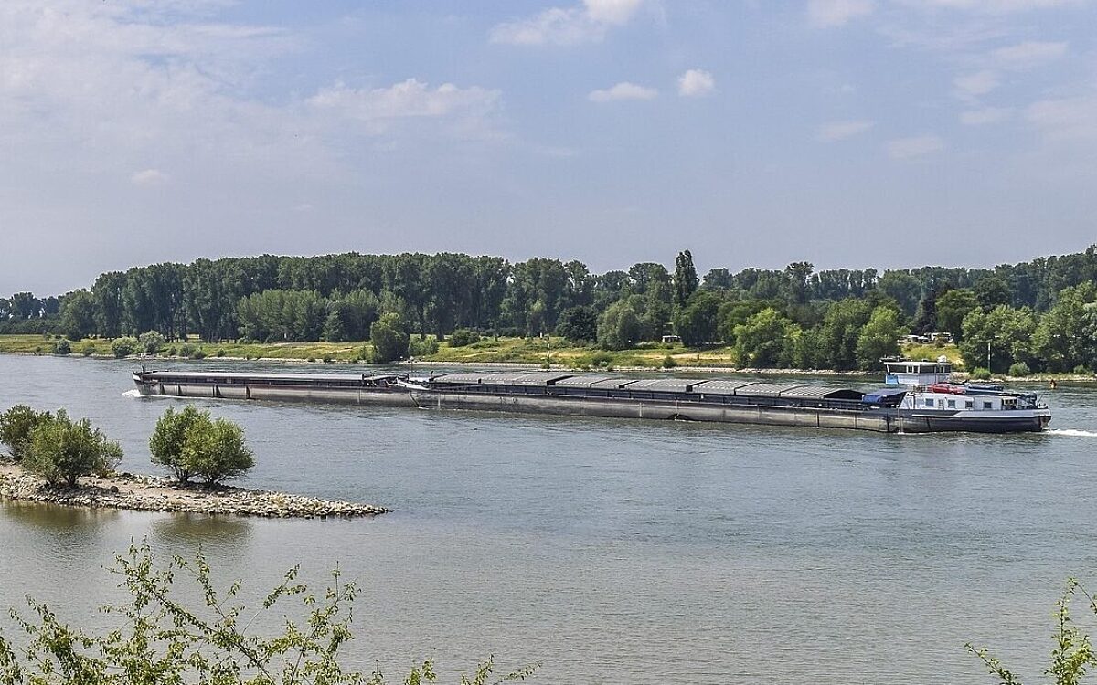 Ein Frachtschiff auf einem Fluss Ein Frachtschiff auf einem Fluss