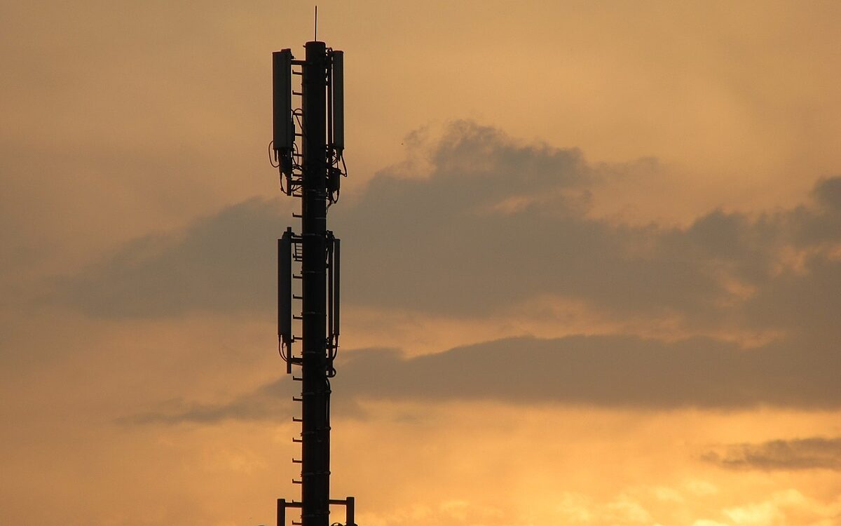 Ein Funkturm im Sonnenuntergang Ein Funkturm im Sonnenuntergang