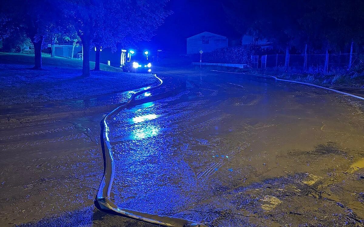 Bei Gänheim ist eine Straße voll Schlamm Bei Gänheim ist eine Straße voll Schlamm