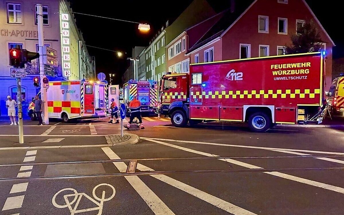 Zahlreiche Einsatzfahrzeuge stehen nach einem Gasaustritt im Bereich Karmelitenstraße/Juliuspromenade Zahlreiche Einsatzfahrzeuge stehen nach einem Gasaustritt im Bereich Karmelitenstraße/Juliuspromenade