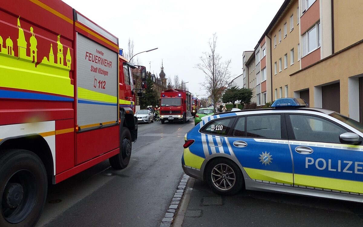 Polizei und Feuerwehr stehen vor dem Betrieb, in dem es zu einem Unfall mit Salzsäure gekommen ist Polizei und Feuerwehr stehen vor dem Betrieb, in dem es zu einem Unfall mit Salzsäure gekommen ist