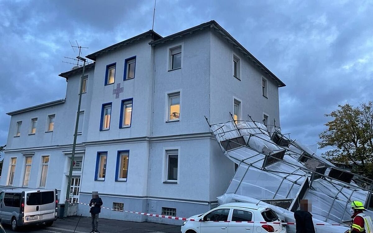 Ein Gerüst in der Zeppelinstraße ist durch Sturm Ignatz eingestürzt Ein Gerüst in der Zeppelinstraße ist durch Sturm Ignatz eingestürzt