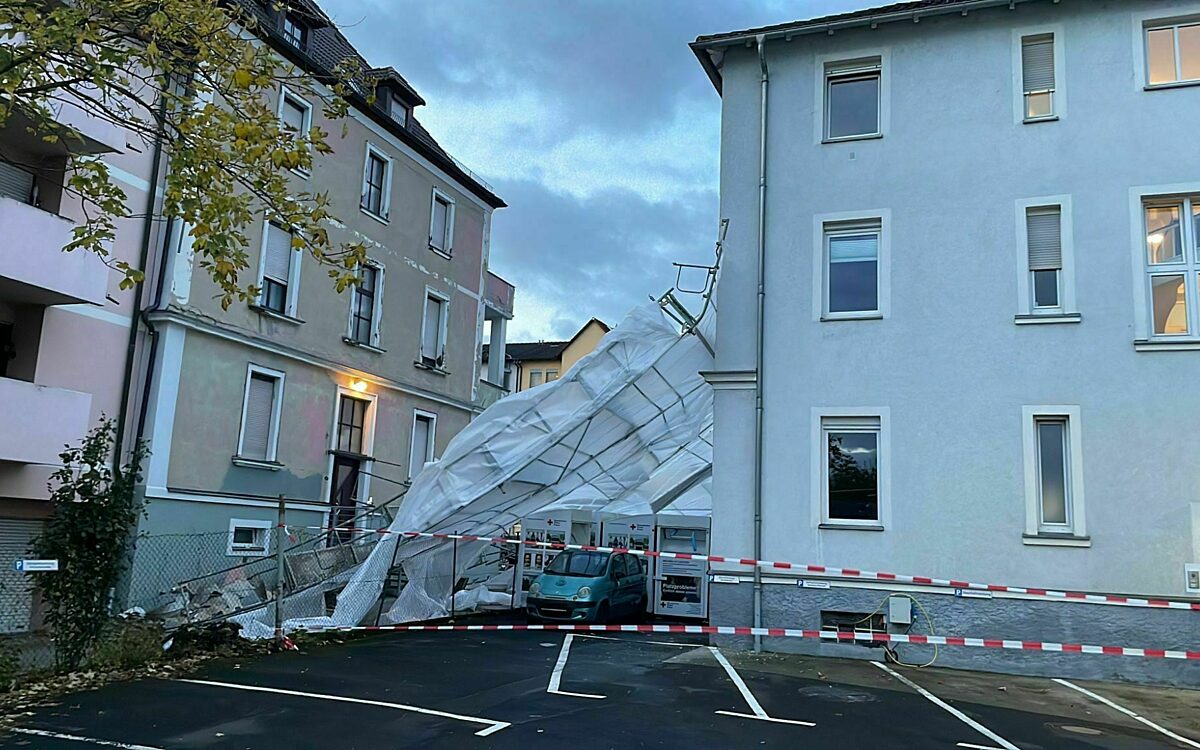 Ein Gerüst in der Zeppelinstraße ist durch Sturm Ignatz eingestürzt Ein Gerüst in der Zeppelinstraße ist durch Sturm Ignatz eingestürzt