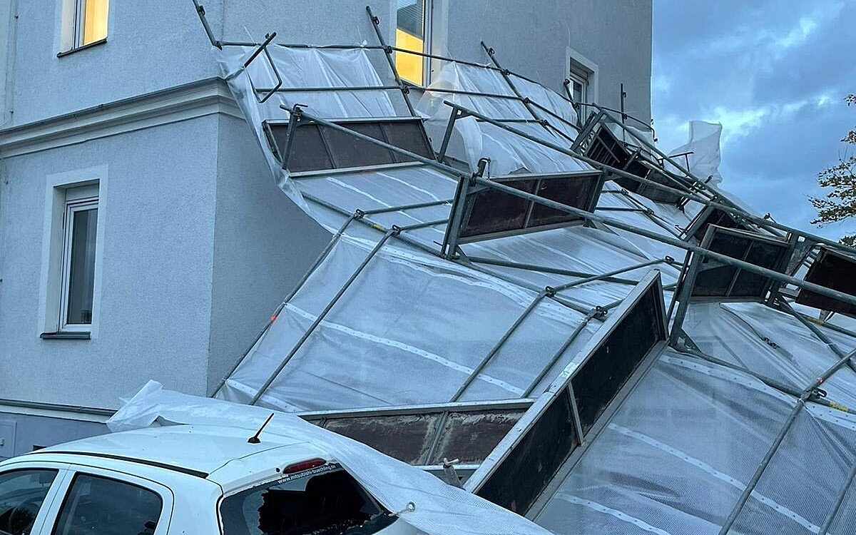 Ein Gerüst ist durch Sturm Ignatz eingestürzt Ein Gerüst ist durch Sturm Ignatz eingestürzt