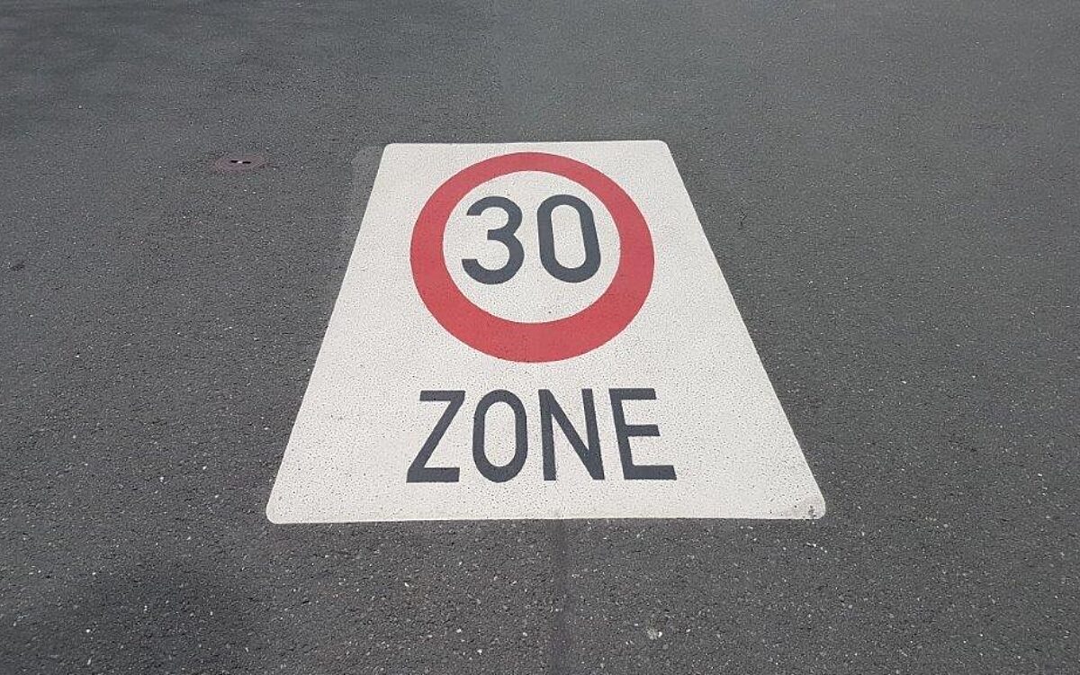 Eine Tempo-30-Markierung auf einer Straße Eine Tempo-30-Markierung auf einer Straße