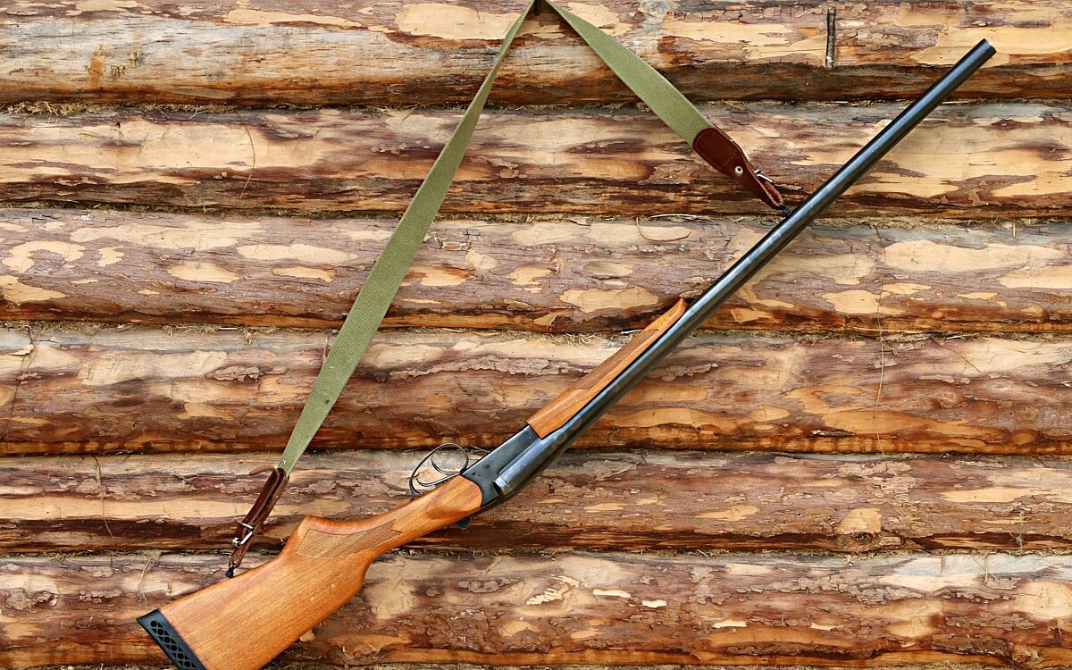 Ein Gewehr zur Jagd hängt an einer Wand Ein Gewehr zur Jagd hängt an einer Wand