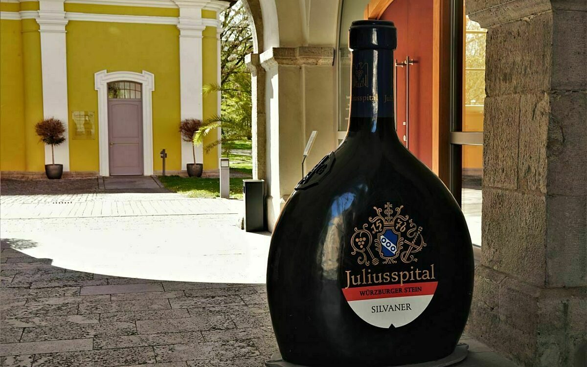 EIne überdimensionale Weinflasche EIne überdimensionale Weinflasche