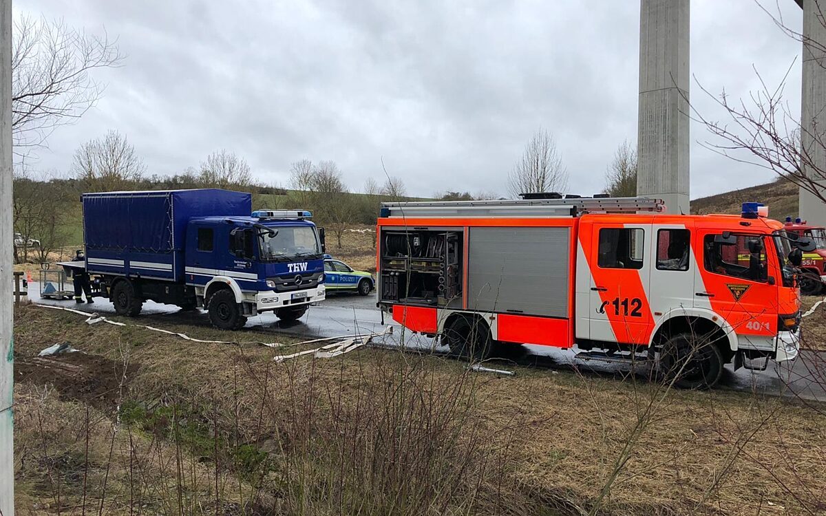 Die Feuerwehr beim Gülle-Einsatz bei Fuchsstadt Die Feuerwehr beim Gülle-Einsatz bei Fuchsstadt