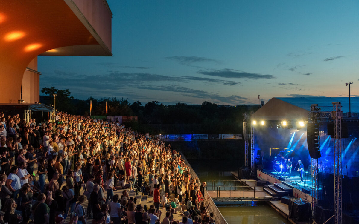 Ein Blick auf Bühne und Publikum beim Hafensommer Ein Blick auf Bühne und Publikum beim Hafensommer