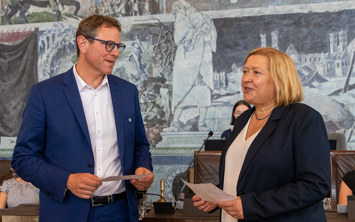Oberbürgermeister Martin Heilig vereidigt 2. Bürgermeisterin Dr. Sandra Vorlová. Oberbürgermeister Martin Heilig vereidigt 2. Bürgermeisterin Dr. Sandra Vorlová.