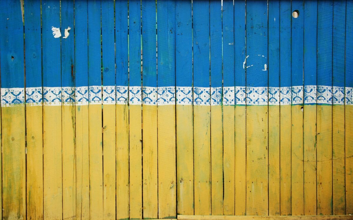 Ein Bretterzaun in den Farben der ukrainischen Nationalflagge Ein Bretterzaun in den Farben der ukrainischen Nationalflagge