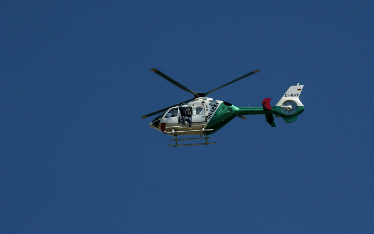 Ein Hubschrauber der Polizei am Himmel Ein Hubschrauber der Polizei am Himmel