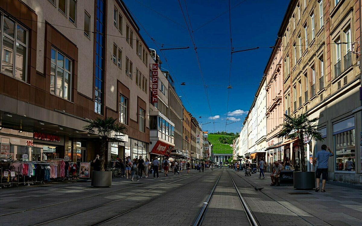 Kaiserstraße Würzburg mit Blick auf Bahnhof Kaiserstraße Würzburg mit Blick auf Bahnhof