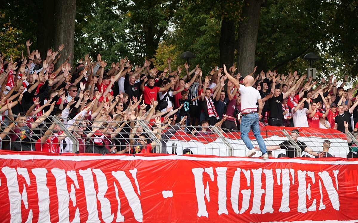 Kickers-Fans feuern die Rothosen im Sachs-Stadion in Schweinfurt an Kickers-Fans feuern die Rothosen im Sachs-Stadion in Schweinfurt an