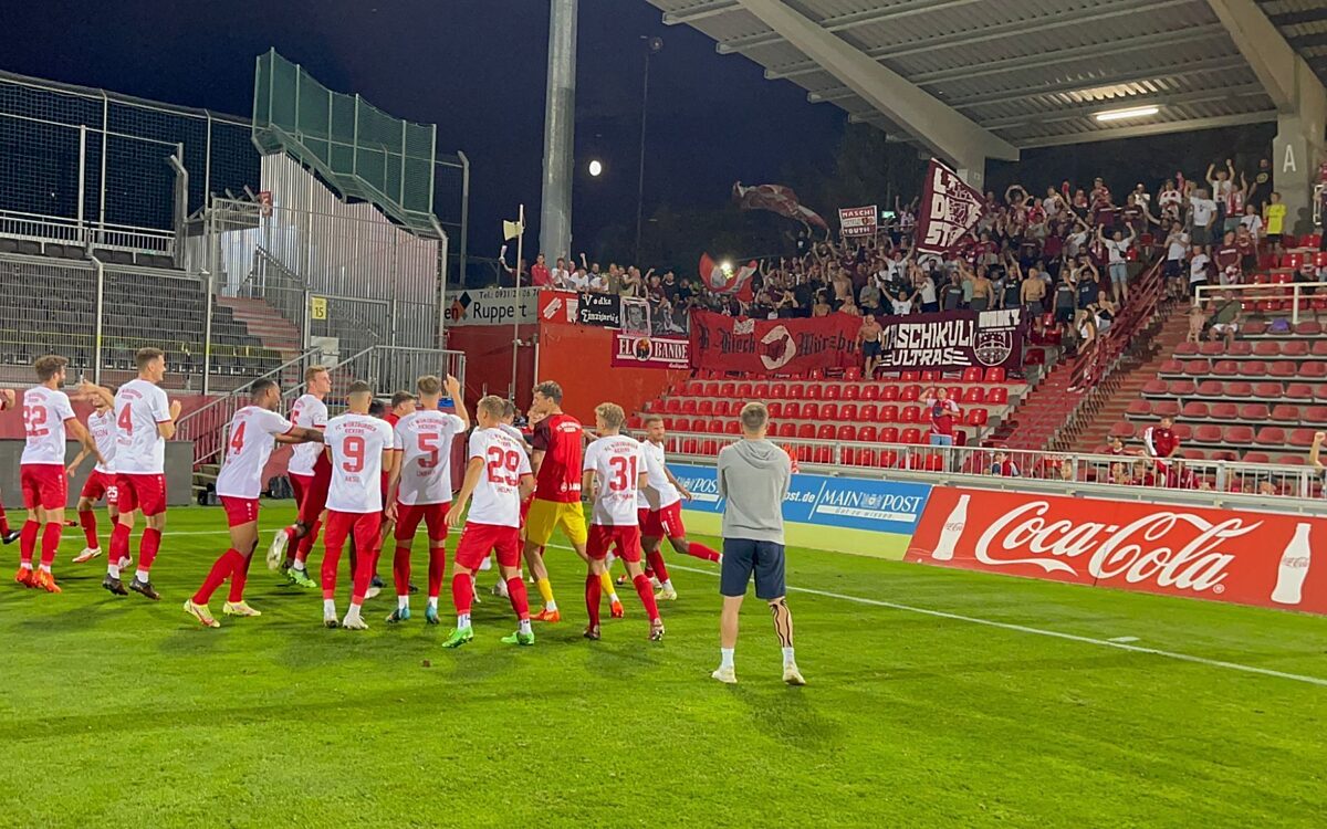 Die Kickers-Mannschaft feiert mit ihren Fans den Sieg über Bayreuth Die Kickers-Mannschaft feiert mit ihren Fans den Sieg über Bayreuth