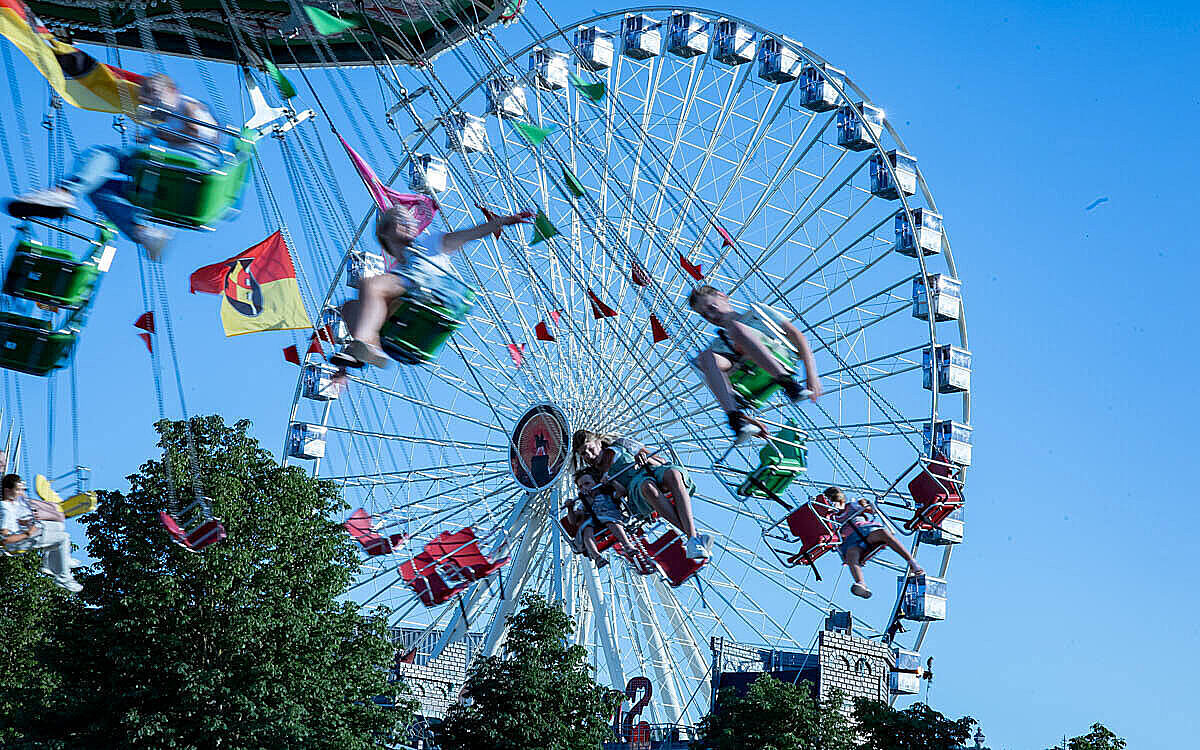 Das Kettenkarussell beim Kiliani und im Hintergrund das Riesenrad Das Kettenkarussell beim Kiliani und im Hintergrund das Riesenrad