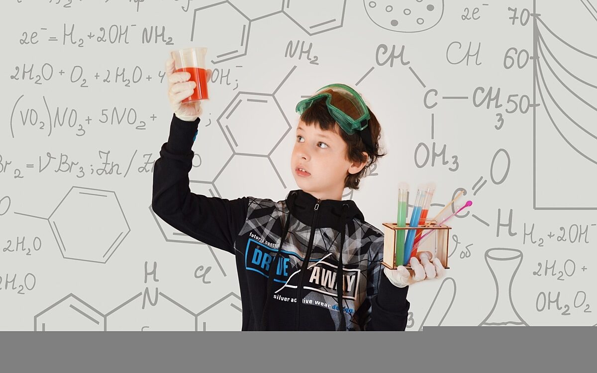 Ein Kind beschäftigt sich mit chemischen Formeln Ein Kind beschäftigt sich mit chemischen Formeln