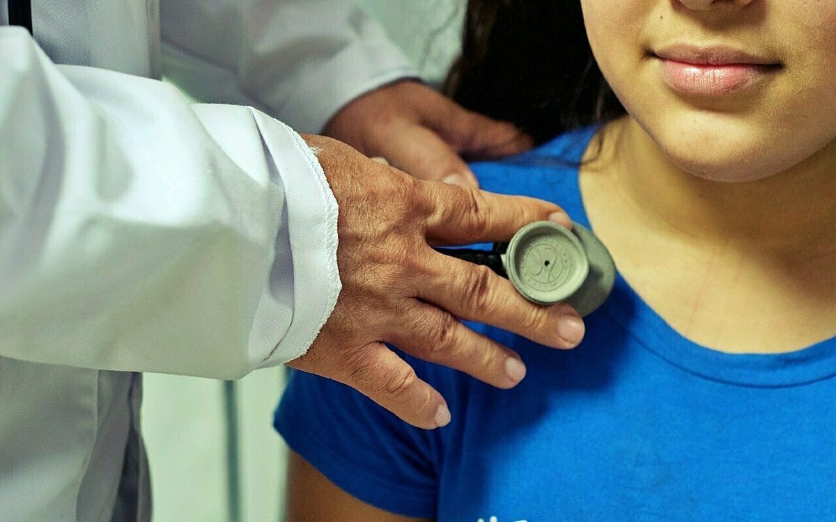 Ein Kinderarzt horcht ein Kind ab Ein Kinderarzt horcht ein Kind ab