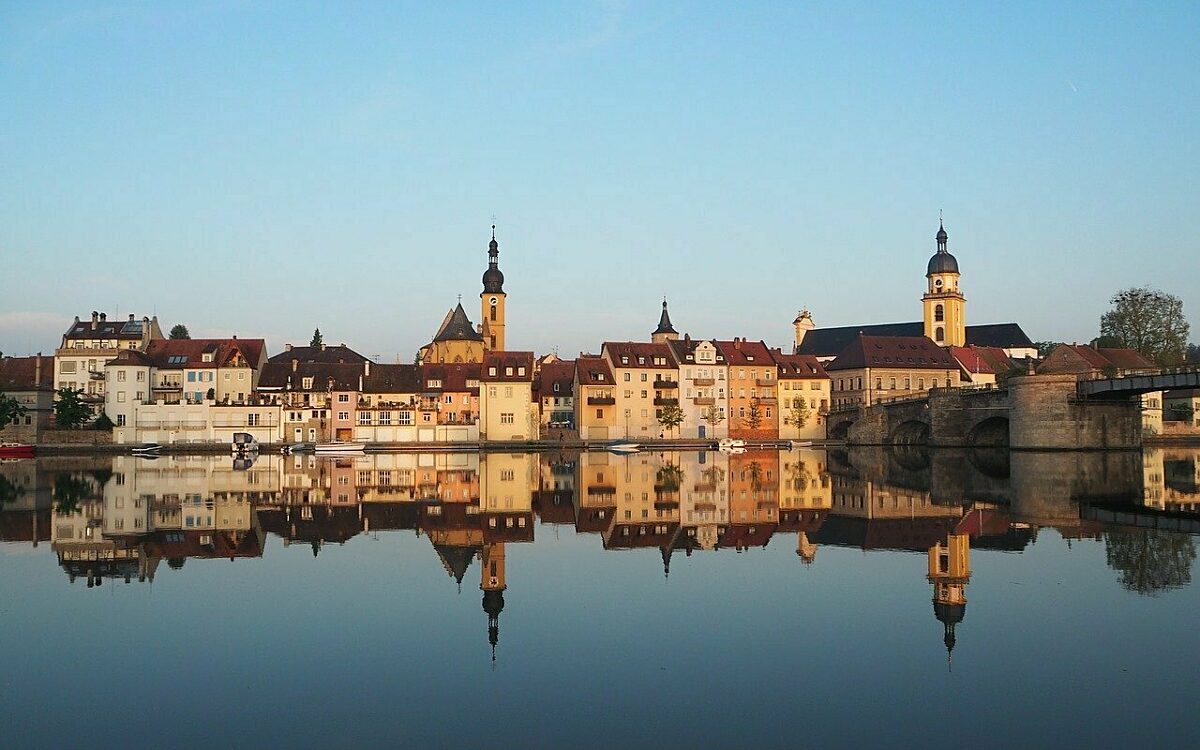 Das Stadtbild von Kitzingen spiegelt sich im Main Das Stadtbild von Kitzingen spiegelt sich im Main
