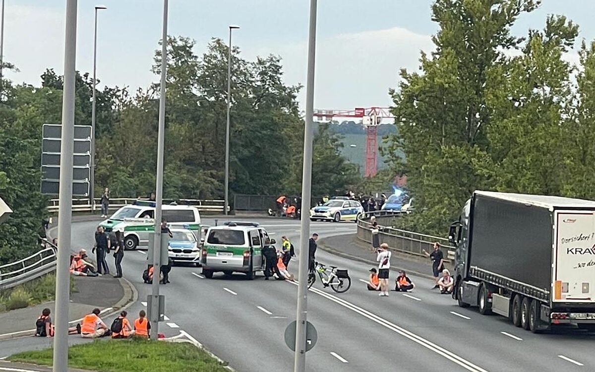 Die Polizei löst eine Blockade von Klimaktivisten am Würzburger Stadtring auf. Polizisten schleppen Demonstrierende beiseite Die Polizei löst eine Blockade von Klimaktivisten am Würzburger Stadtring auf. Polizisten schleppen Demonstrierende beiseite