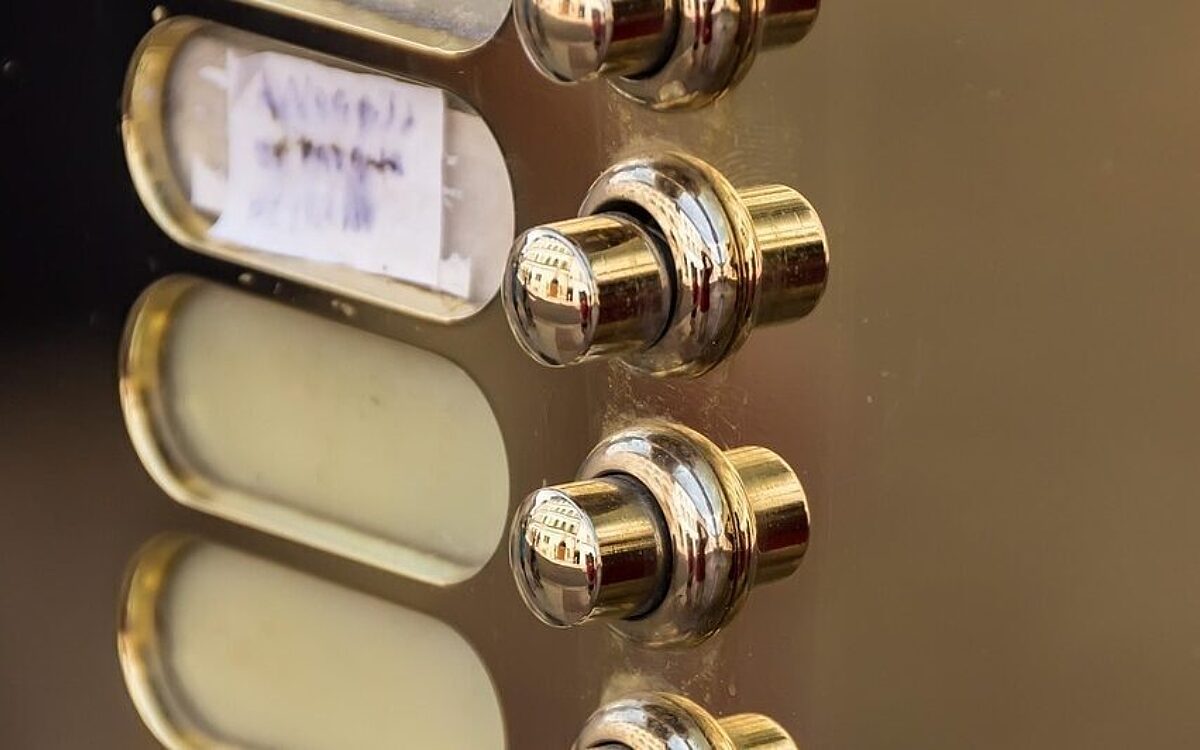 Ein Klingelschild an einer Haustüre Ein Klingelschild an einer Haustüre