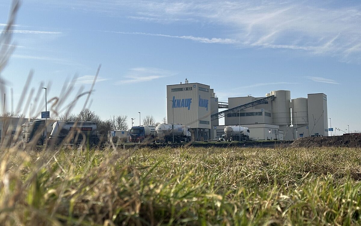 Knauf Bergwerk Hüttenheim 2025 - Silo LKW mit Gras im Vordergrund Knauf Bergwerk Hüttenheim 2025 - Silo LKW mit Gras im Vordergrund