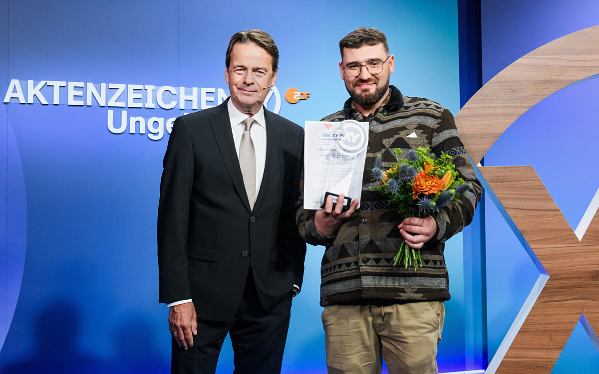 Aktenzeichen XY Moderator Rudi Cerne mit Thomas Köpplin, der damit ausgezeichnet wurde Aktenzeichen XY Preis