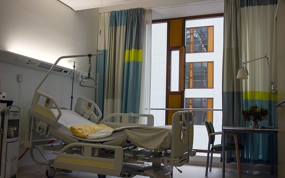Ein leeres Krankenhaus-Bett in einem Patientenzimmer Ein leeres Krankenhaus-Bett in einem Patientenzimmer