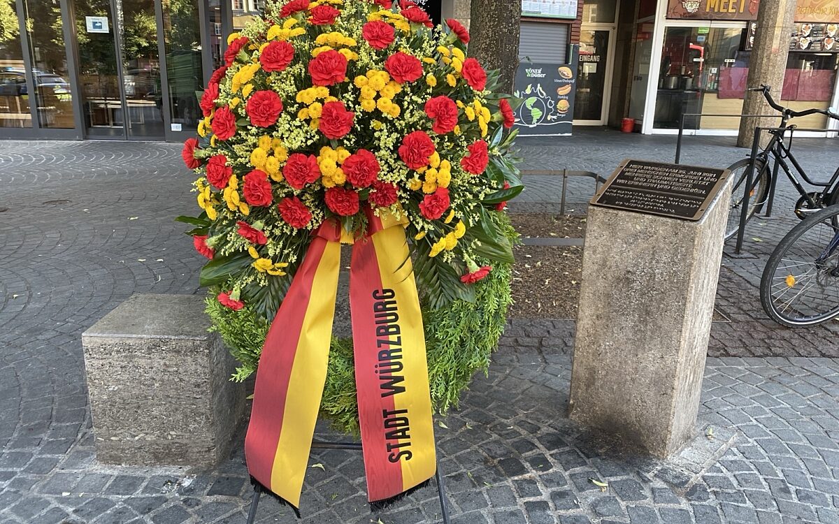 Der Kranz erinnert an die Opfer der Messerattacke vom 25. Juli 2021 Der Kranz erinnert an die Opfer der Messerattacke vom 25. Juli 2021